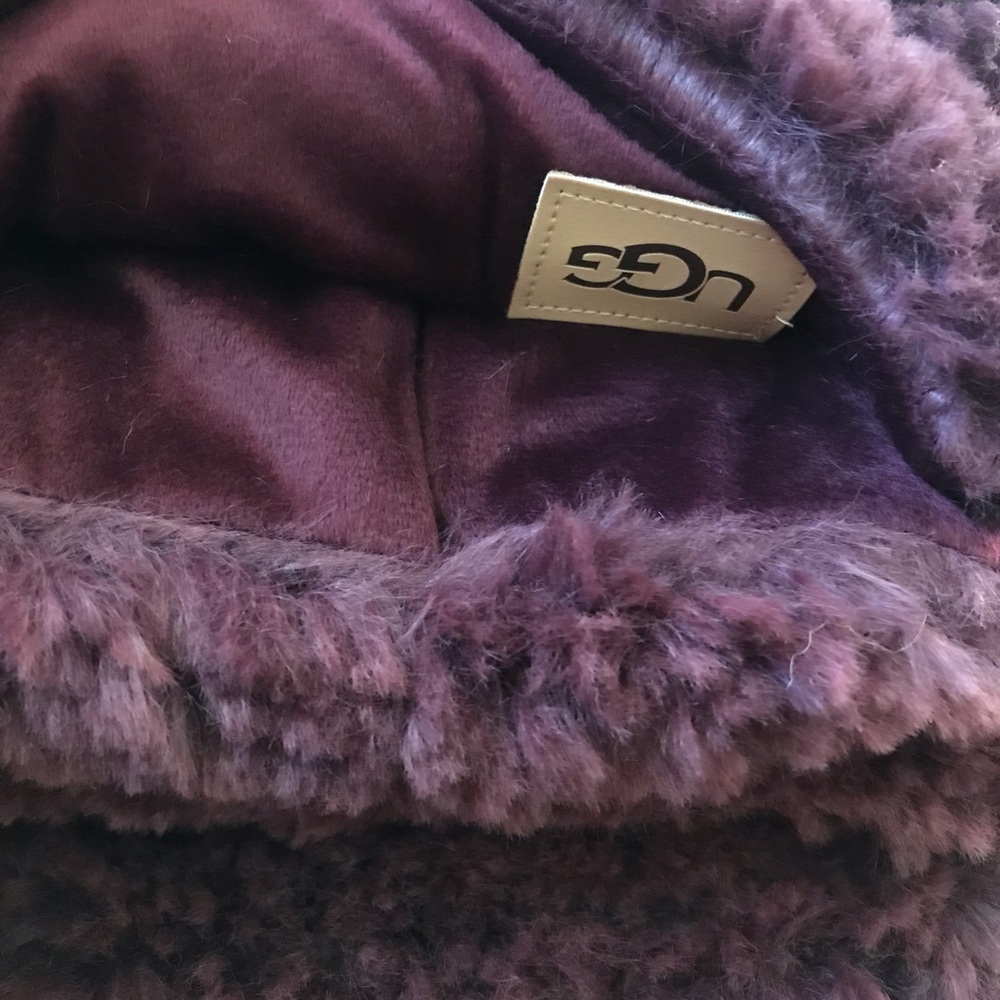 UGG Luxe  throw so very soft  in Cabernet color . - Picture 5 of 13